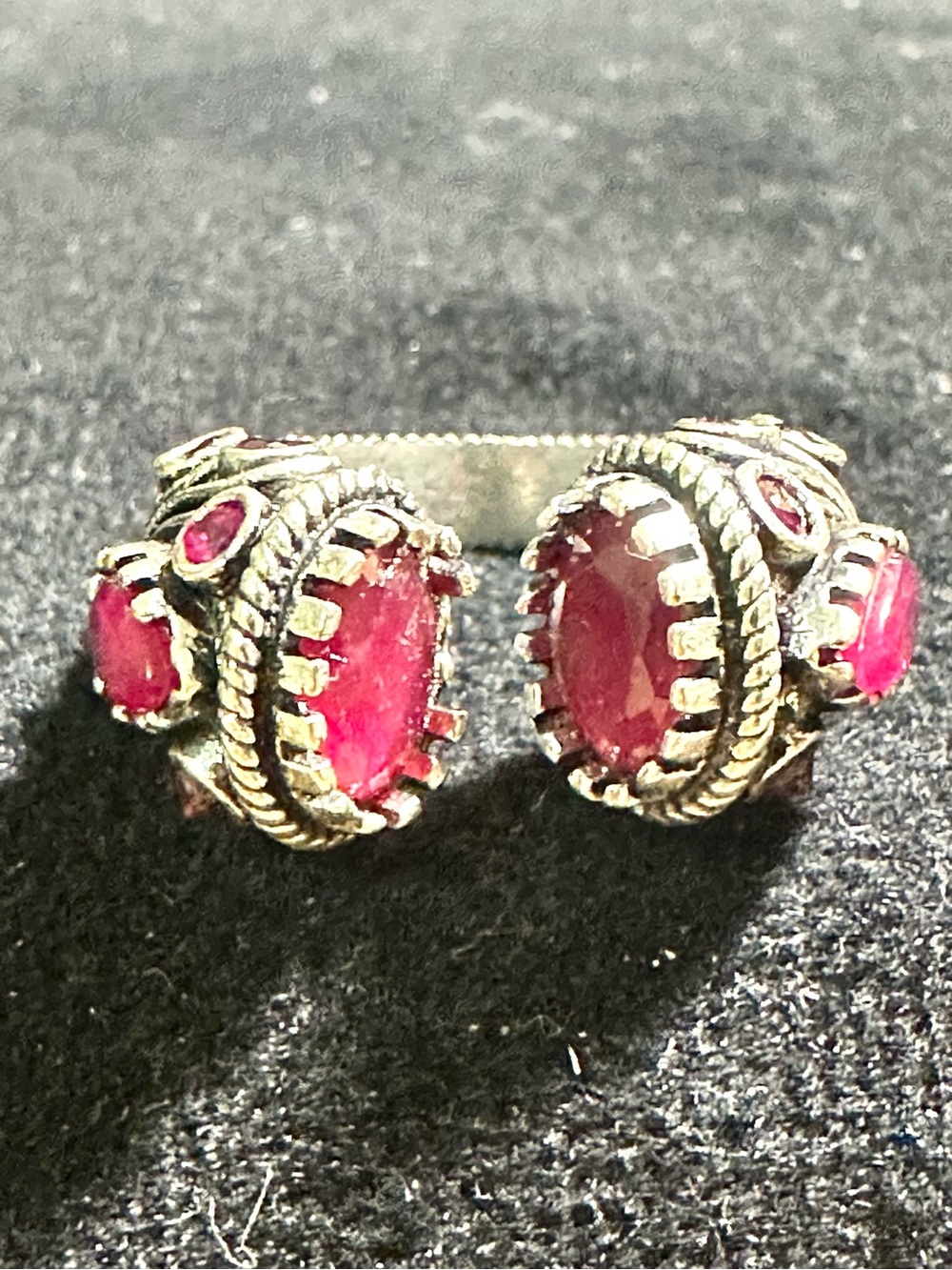 Vtg Silver Toned & Magenta Pink Molded Glass Byzantine Ring